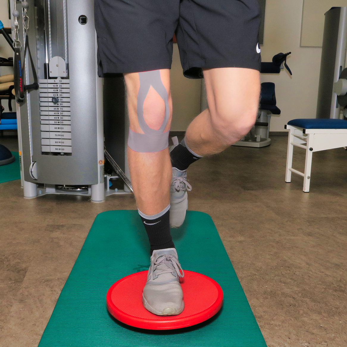Trainingsbereich mit Reha-Geräten, Patient:innen an Kraftgeräten