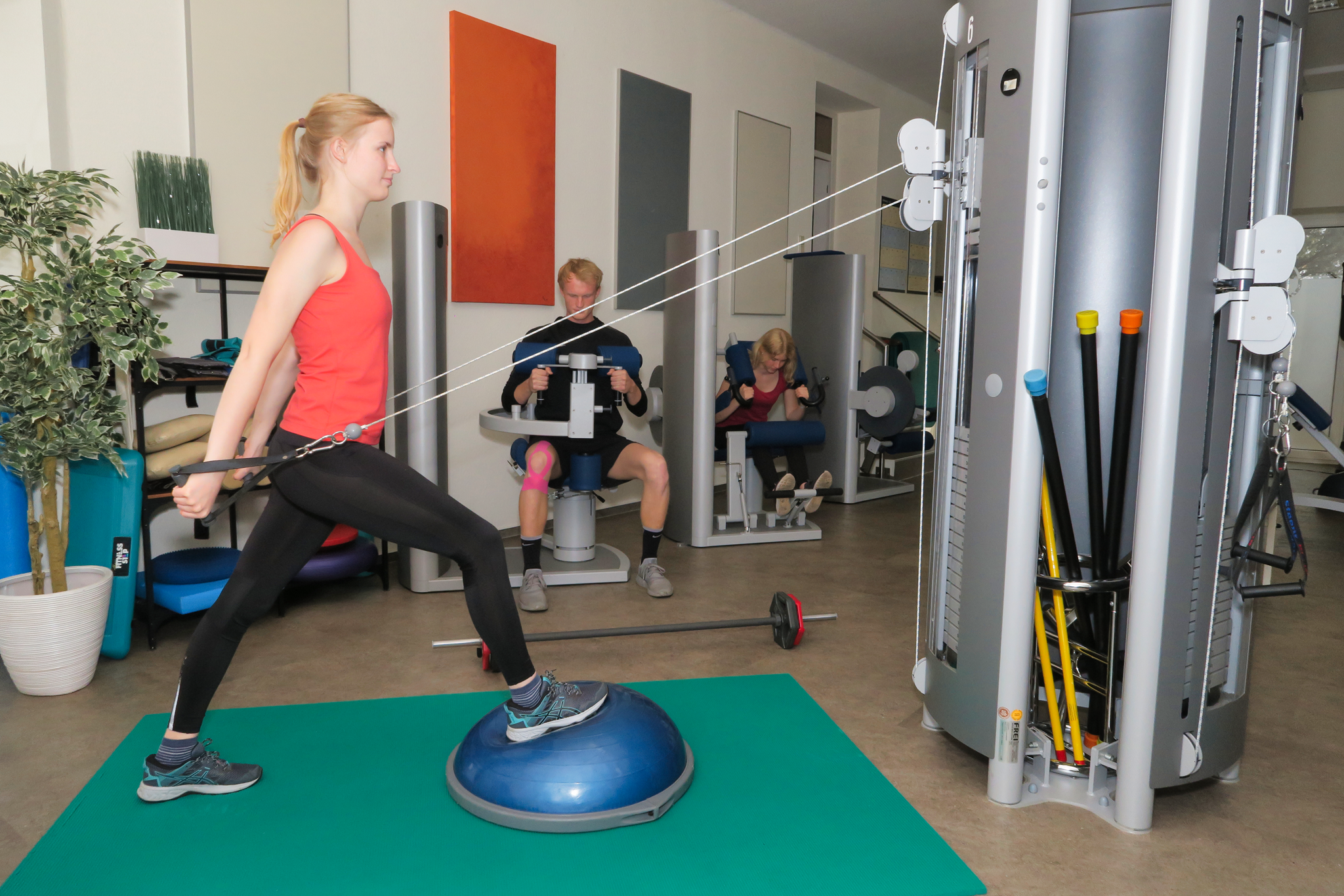 Trainingsbereich mit Patientin am Bosu-Ball