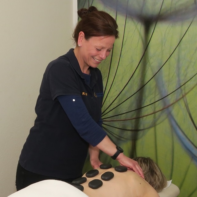 Therapeutin bei einer Hot-Stone-Behandlung